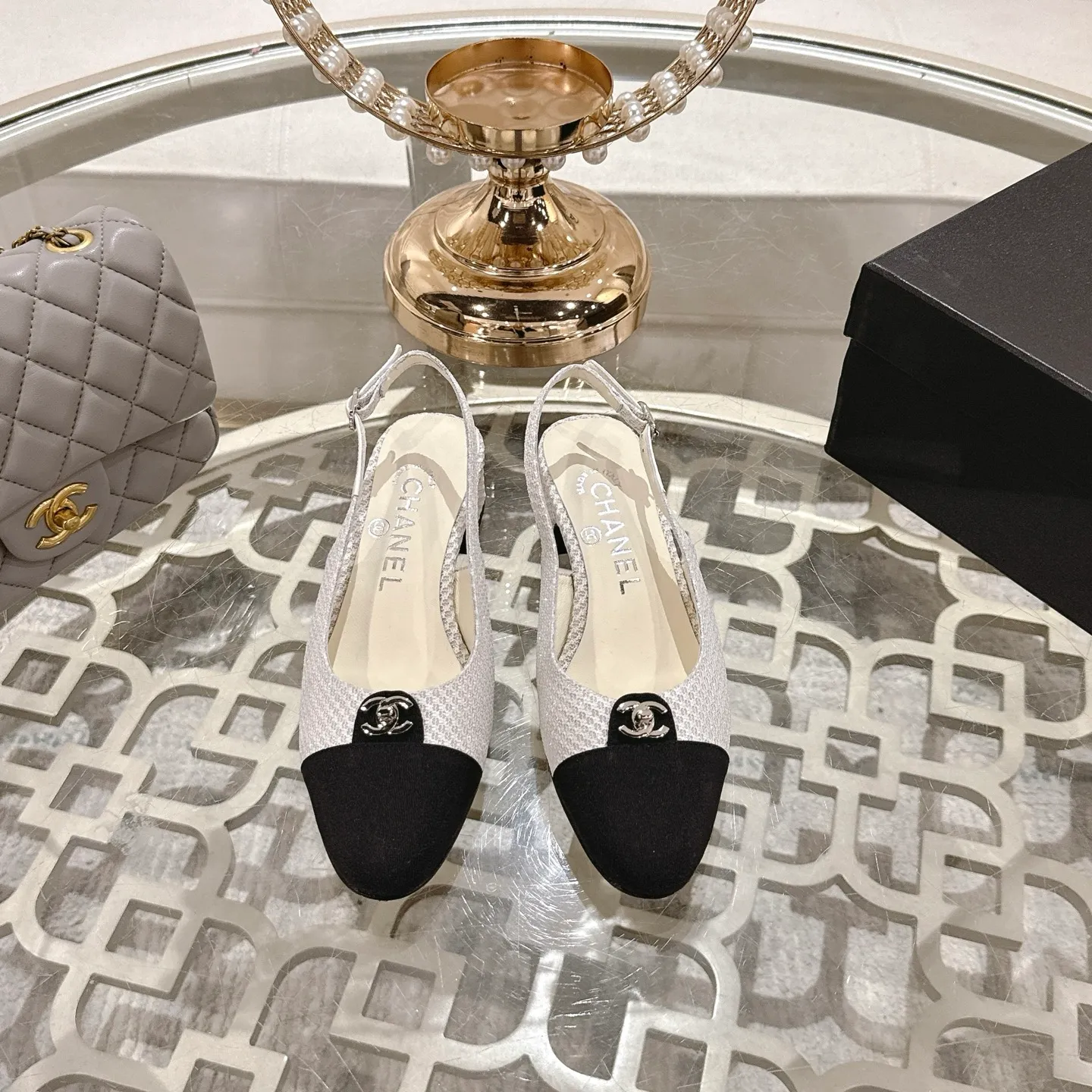 💕💕Factory direct selling price p540💕💕Chanel 2025SS spring and summer new double C button Mary Jane🆕Xiao Xiang𝐂Jia's beautiful Mary Jane sandals are so sweet that they are so beautiful that they have a round square toe design. Cute and cute ~ metal/button logo. The appearance is super online. When worn, it looks like a wealthy daughter. I thought it was good-looking. Only when you put it on your feet will you know how easy it is to wear~ Upper: Customized lambskin Lining: Sheepskin Outsole: Genuine leather outsole imported from Italy Size number: 35-42 (40.41.42 customization is non-refundable) Packaging: The latest gift box packaging at the counter